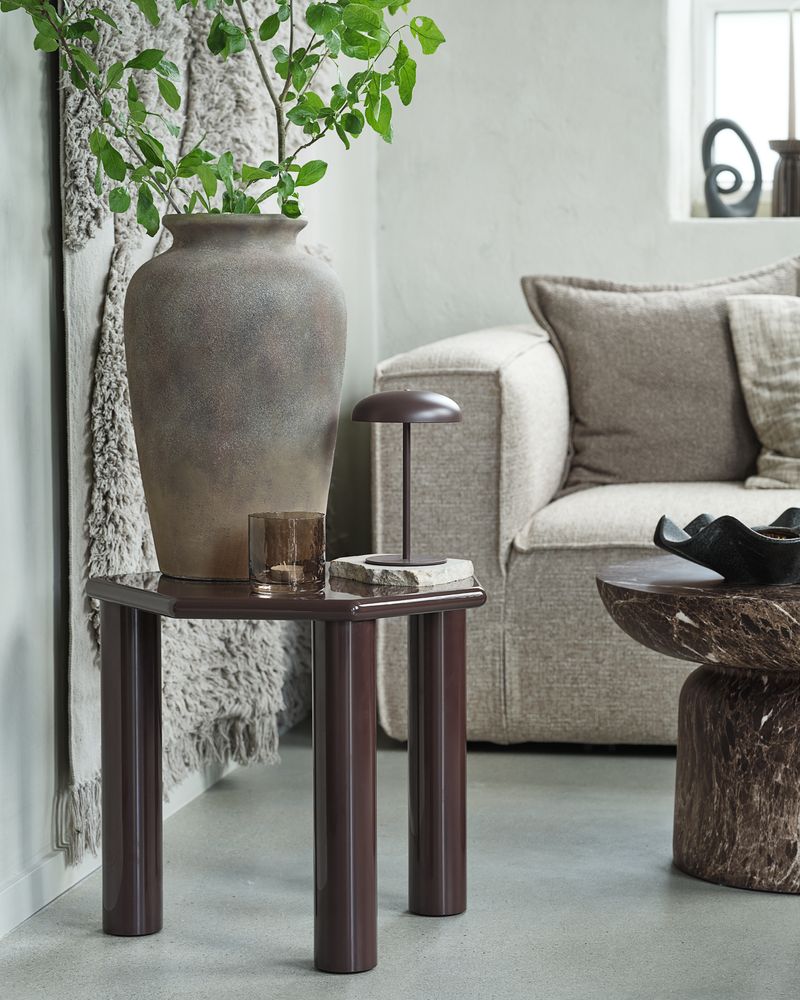Table d'appoint coloris aubergine dans un salon