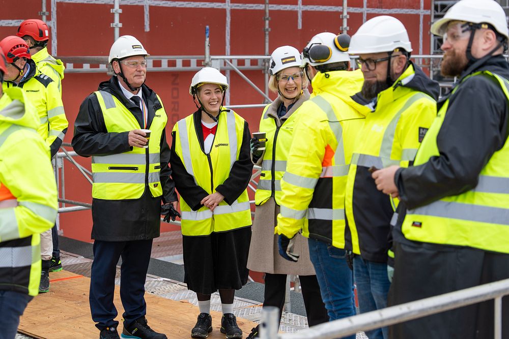Gjester med verneutstyr på takterrassen i studentboligprosjektet.