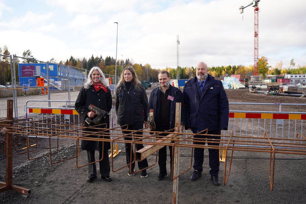 Deltagarna vid spadtaget för anstalten i Karlskoga
