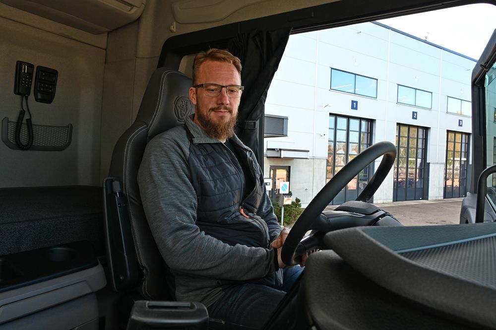 Ruuska tutkii uutta digitaalista Smart Dash -kojelautaa, jonka saa muokattua haluamakseen.