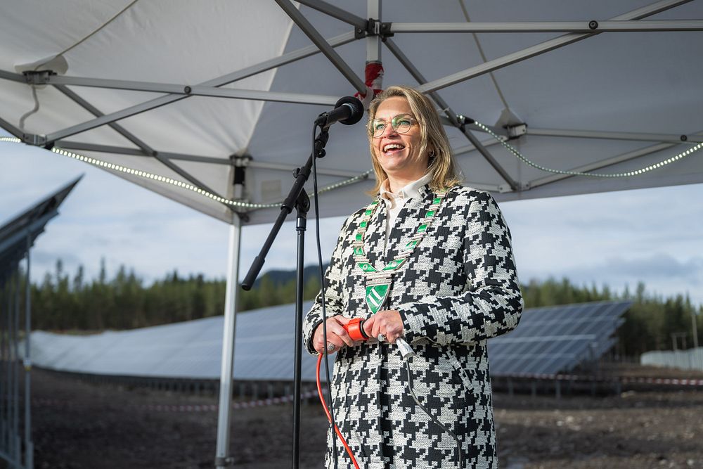 Linda Otnes Henriksen, ordförande i Stor-Elvdal kommun, inviger Furuseth solkraftverk.