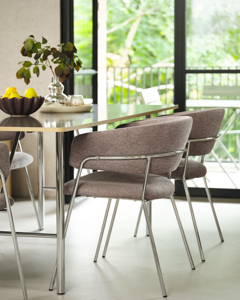 Chaises de salle à manger autour d'une table