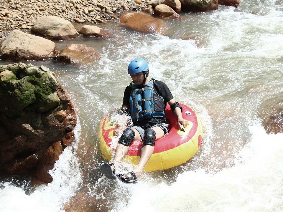 The tourist is trying the canyon tubing