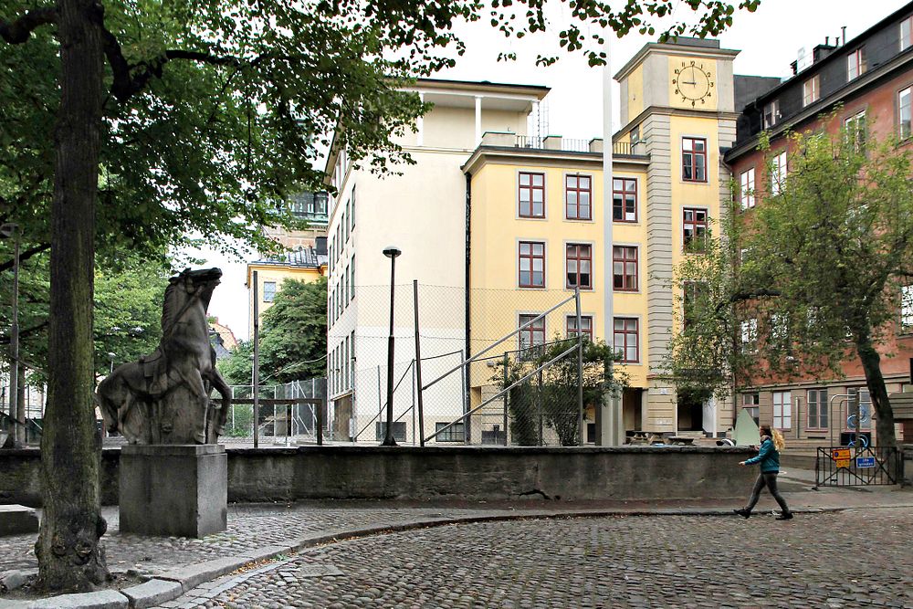 Utsikt mot skolan från skolgården. Svartmangatan 20-22 i Gamla stan, Stockholm
