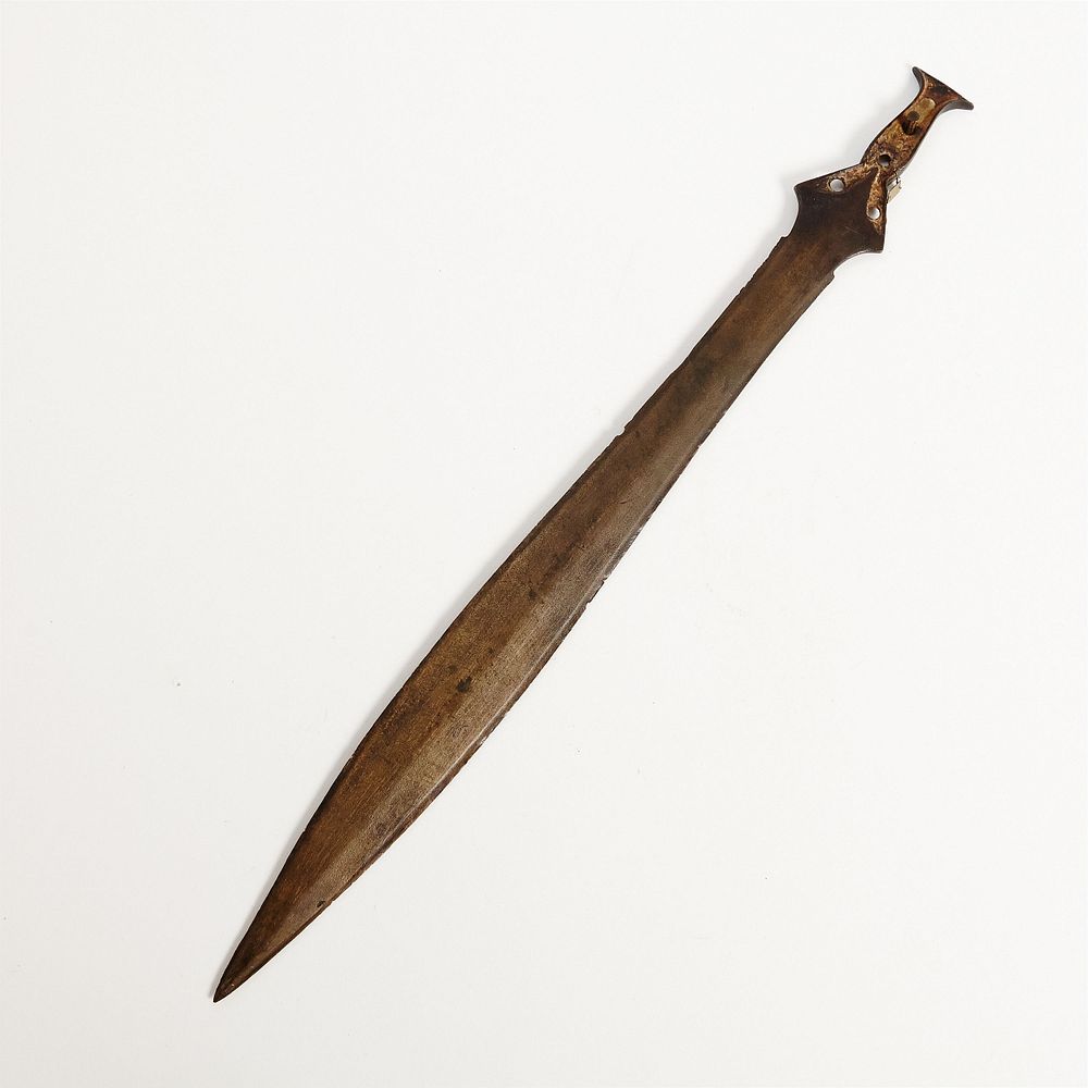 Det 59,8 cm långa svärdet hittades i leran på sjöbotten i Lough Erne, Irland, och dateras till ca 1050 f.Kr. Endast 21 liknande exemplar är kända i världen. Foto: Nihonto Europe