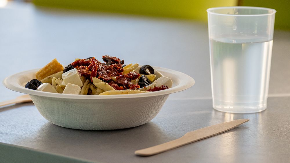 Pastasallad serverad med engångstallrik och engångsbestick.