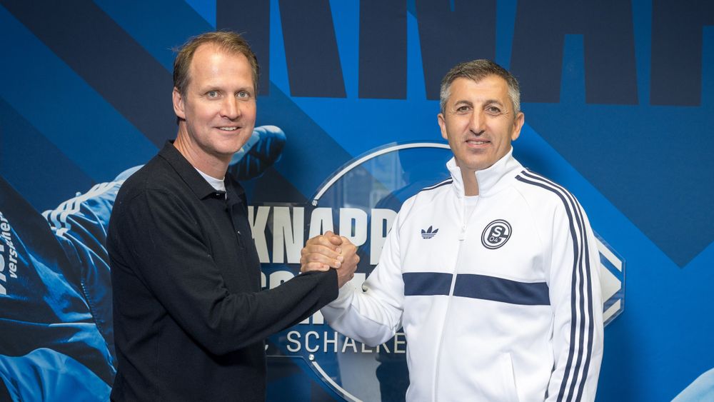 Ayhan Tumani und Till Beckmann machen Handshake