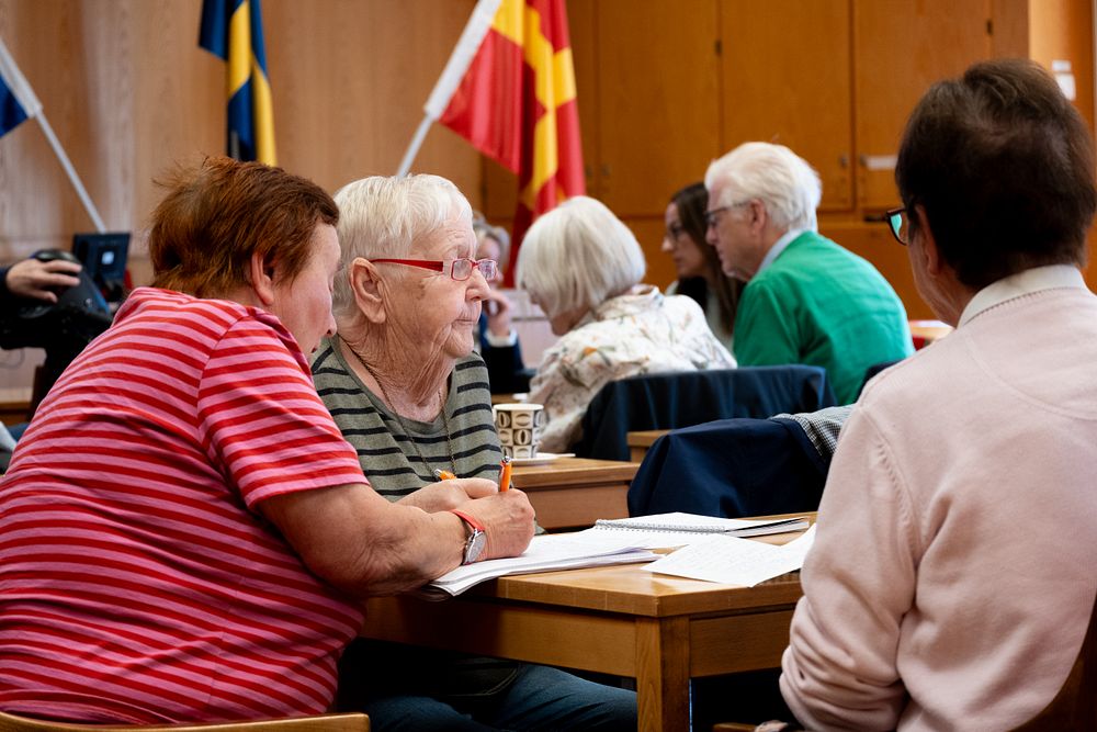 En grupp seniorer som diskuterar.