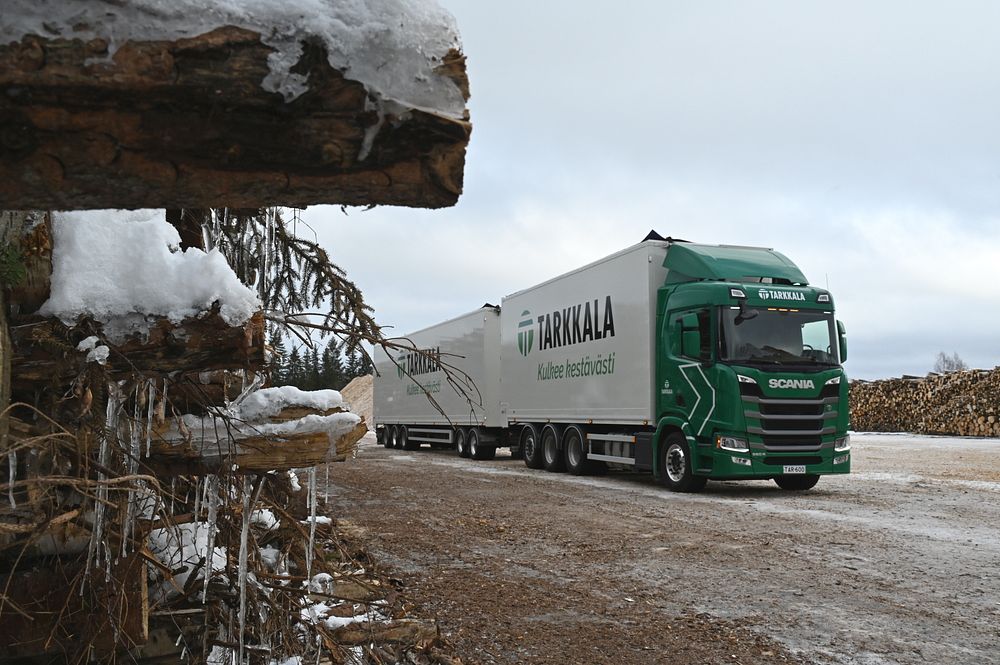 ”Täydet viisi pistettä lähestymisetä risteykseen”, Mikko Tarkkala sanoo auton näyttöä katsottuaan. Hänestä uudet Scaniat ovat hiljaisia ja miellyttäviä ajaa ja ratin taakse on mukava istahtaa.