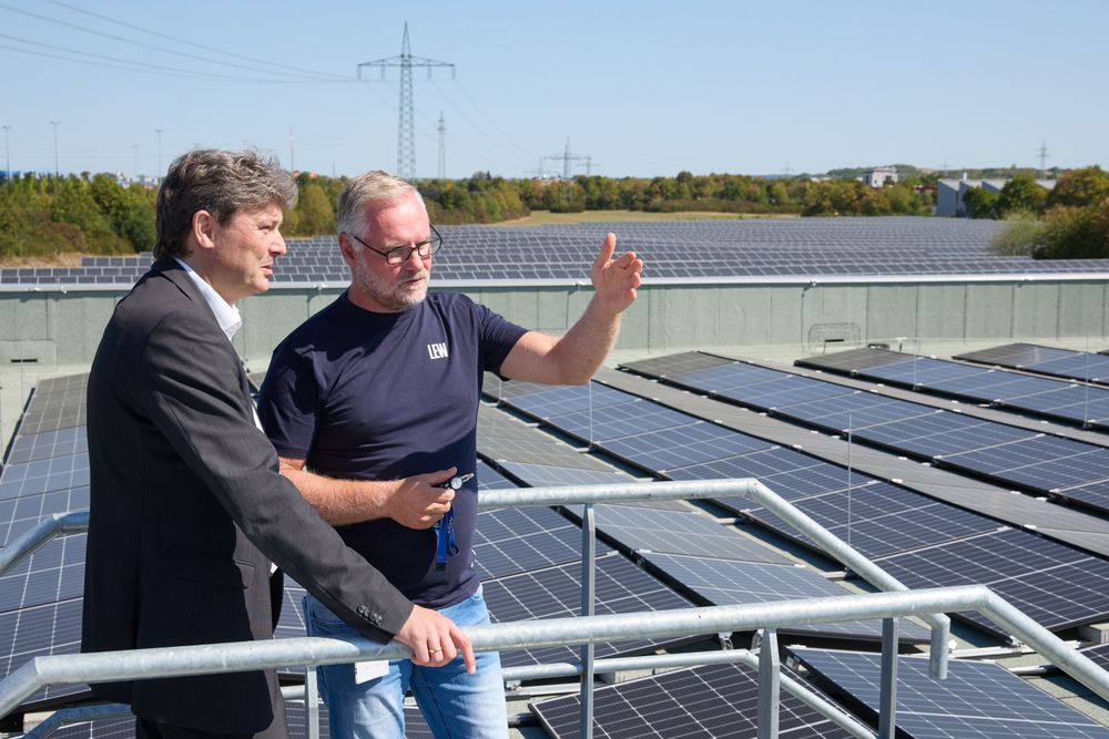 PV-Anlagen auf dem Dach des LEW Green Data Center