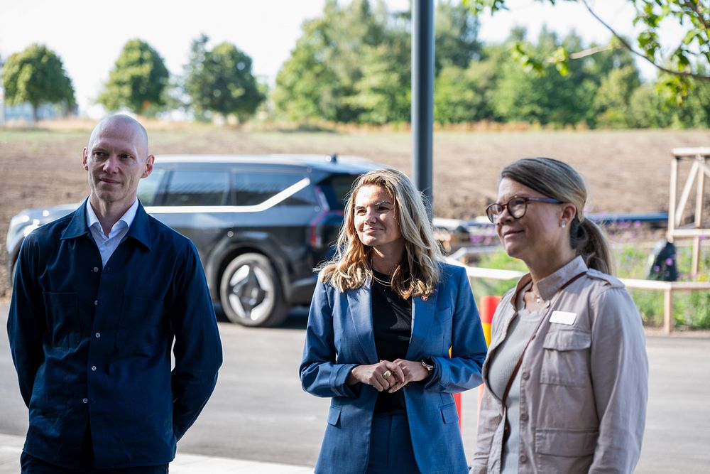 En grupp människor som står bredvid varandra.