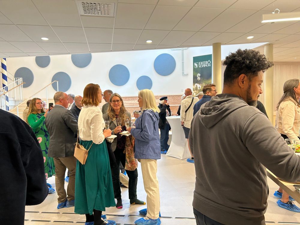 Mingel och rundvandring i den nya skolan