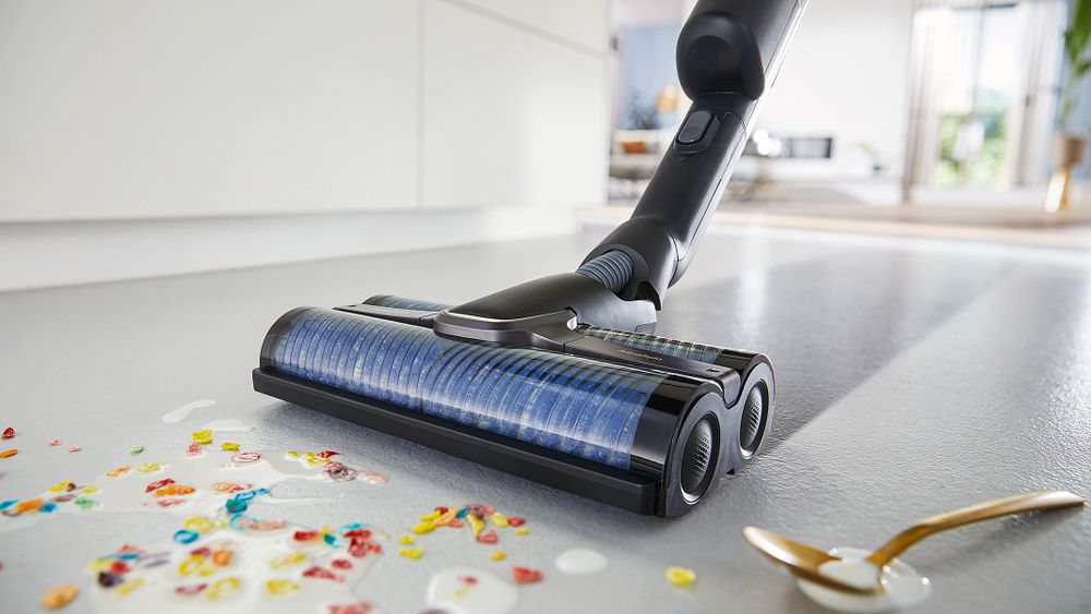 Philips AquaTrio sladdlös Sladdlös våt- och torrdammsugare i 7000-serien moppar och dammsuger upp frukostflingor på ett betonggolv