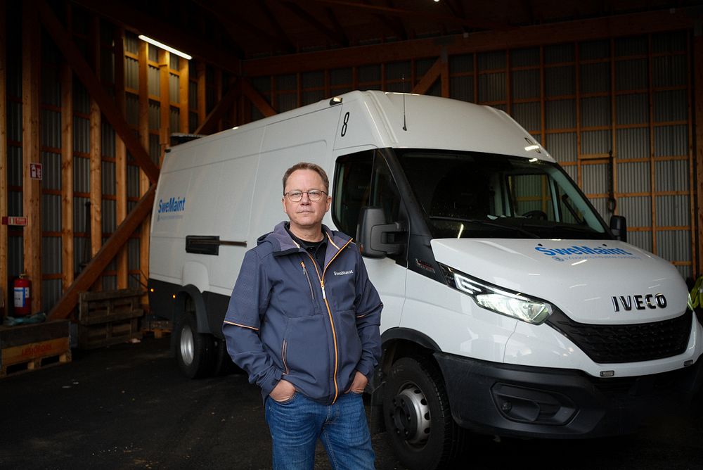SweMaint m/Patrik Månsson foran en av sine IVECO varebiler