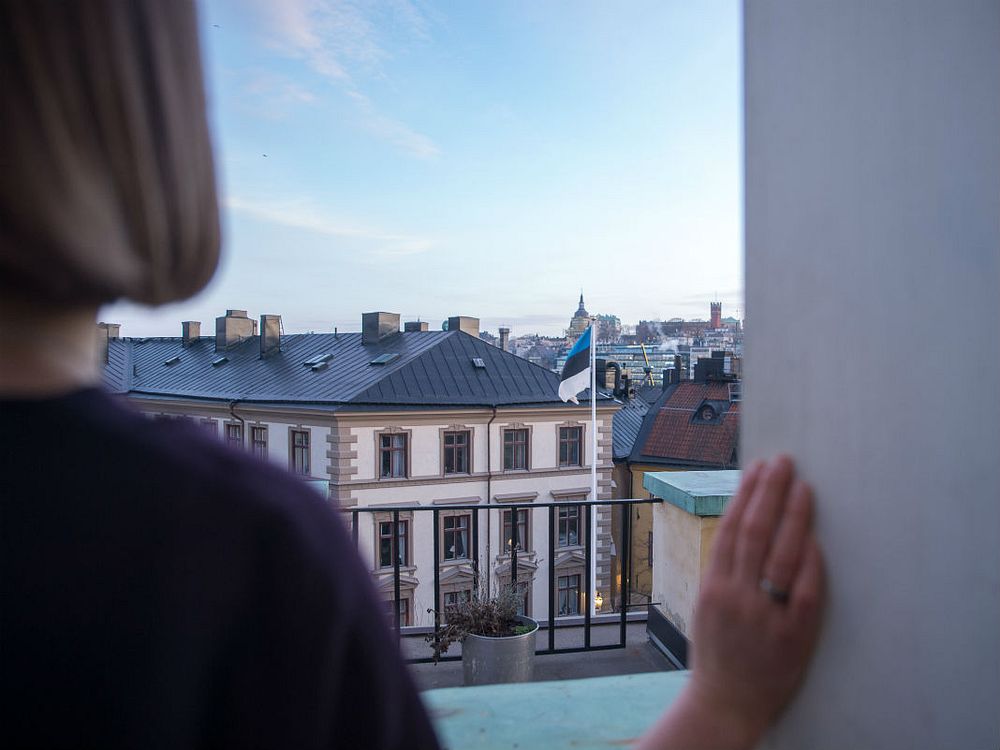 Estlands president Kersti Kaljulaid tittar ut från skolans fönster mot Stallplan Foto Toomas Arendi