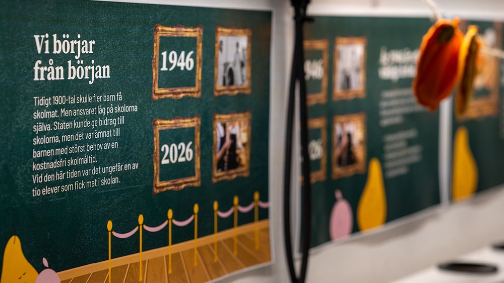 En utställning om skolmatens historia med informationsskyltar och bilder från olika årtionden.