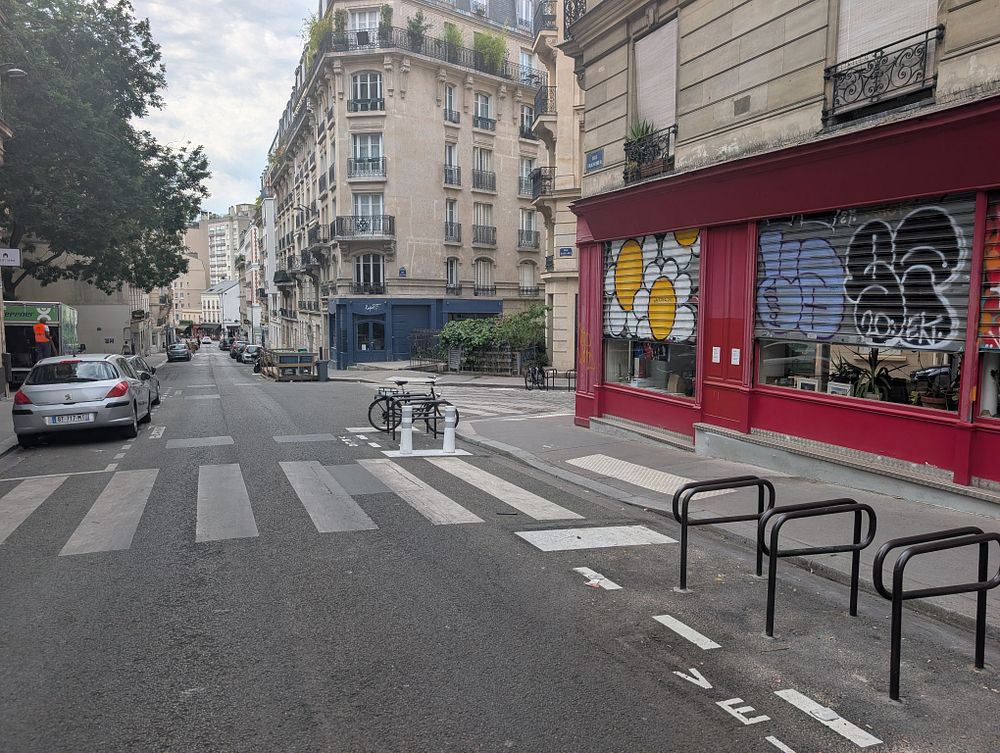 Place de parking respectant la loi LOM