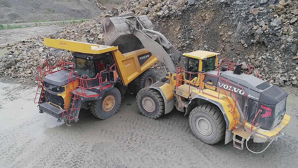 Volvo R70 tipptruck har insteg fr&aring;n b&aring;da sidor f&ouml;r b&auml;sta s&auml;kerrhet.