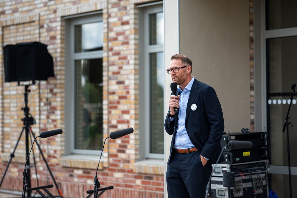 En man som står framför en mikrofon.