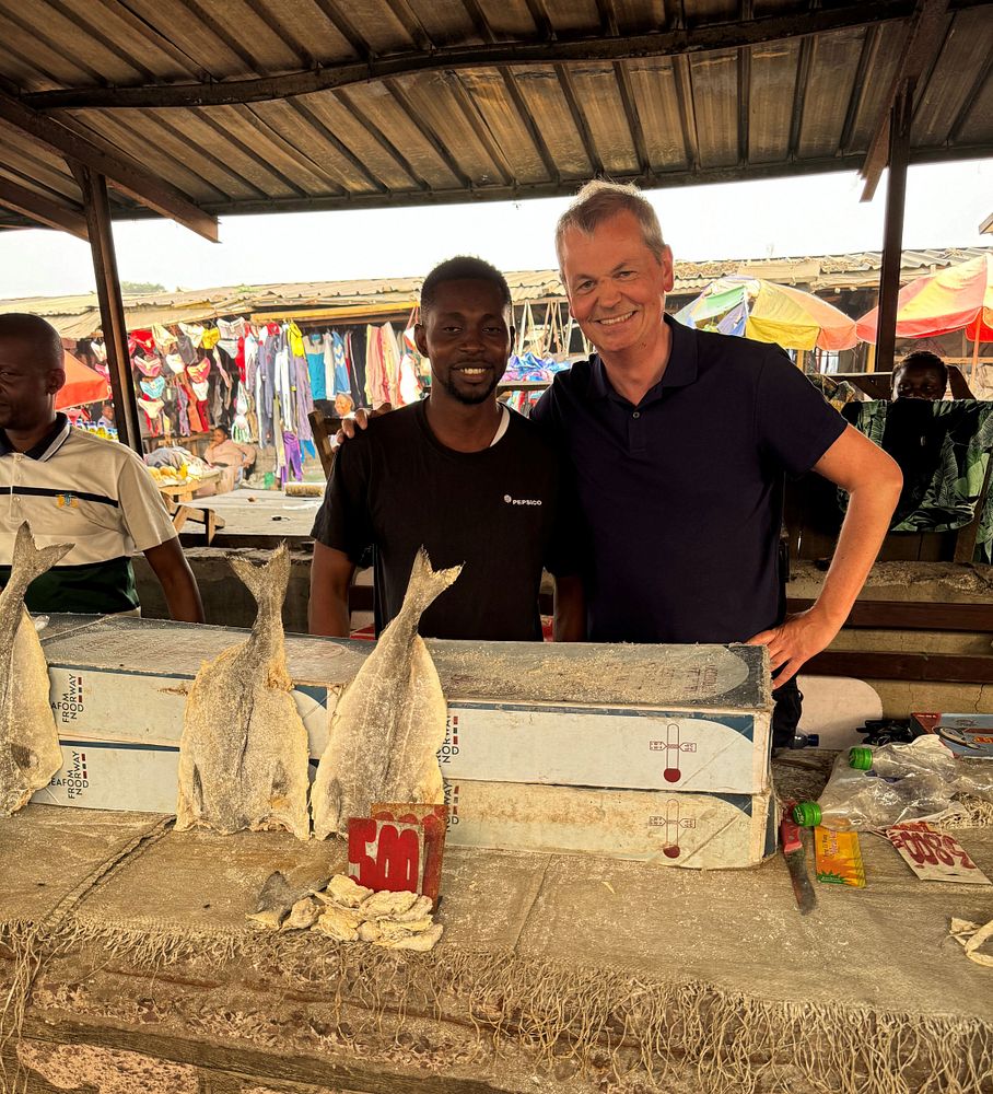 Sjømatutsending Johnny Håberg med norsk klippfisk av sei på marked i Kinshasa