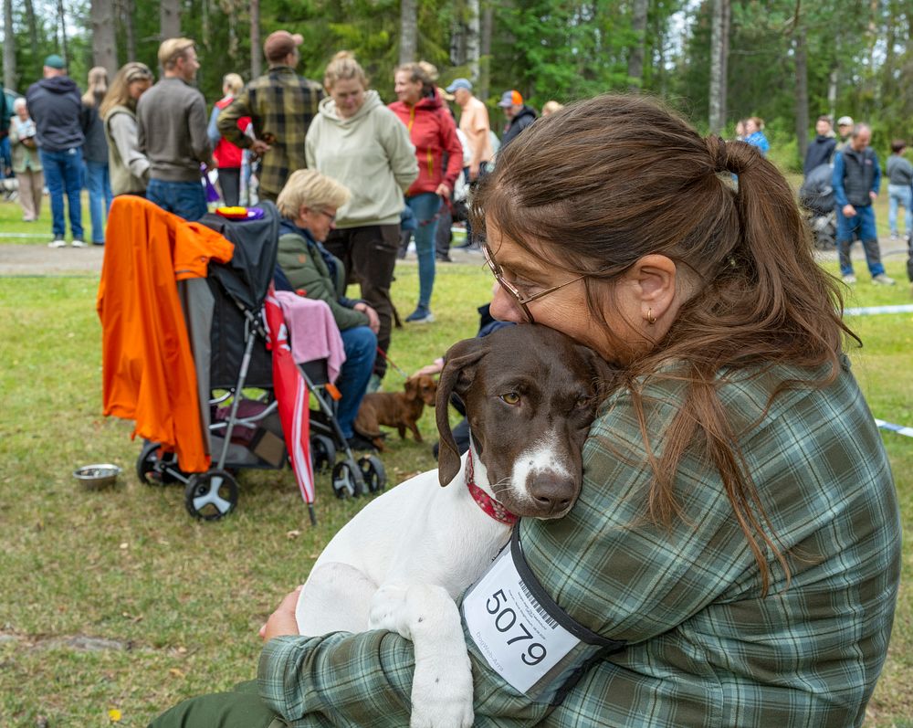 Kvinne med hund på fanget