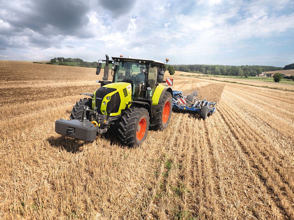 Large wheels and 50:50 weight distribution provide the agile ARION 570 CMATIC with outstanding traction and ensure nimble handling of heavy implements.