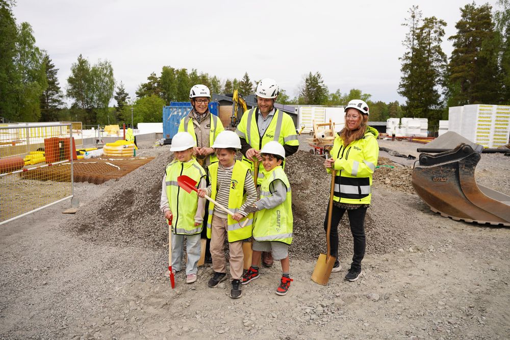 Spadtaget markerades på ett symboliskt sätt när tre elever från årskurs 2 fick äran att ta de första spadtagen.