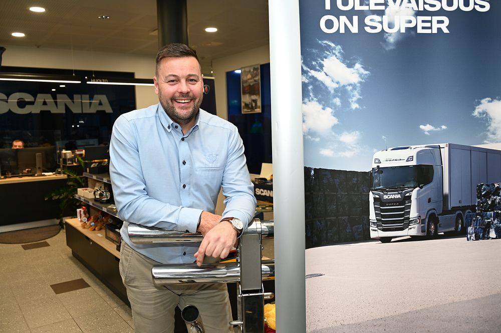 Kari Keidas toivottaa tervetulleeksi juttelemaan Scania Poriin, jonka aukioloajat ovat alueen laajimmat.