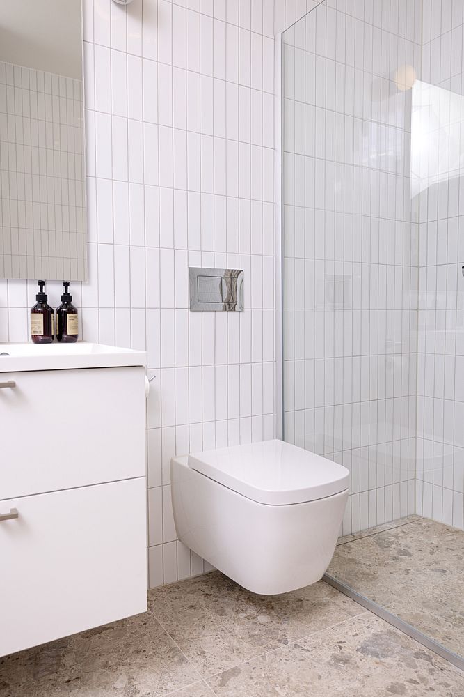 Vägghängd TECEneo med TECE wc-fixtur och spolknappen TECEnow – en stilren badrumslösning i Kvirkelhusen.