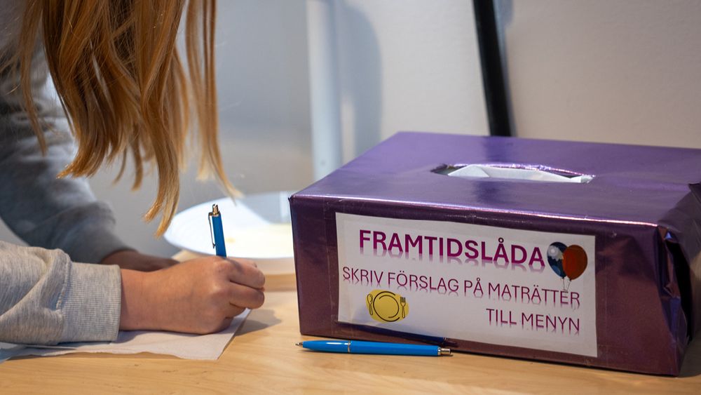 En låda där eleverna kan lämna förslag och önskemål om framtidens skolmat.