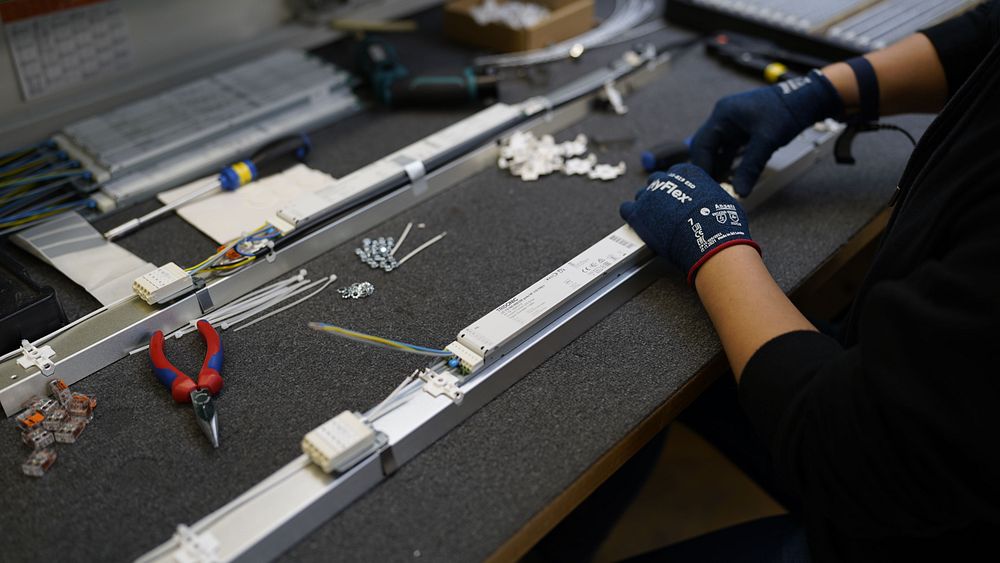 LTS Licht & Leuchten GmbH, Montage eines Lichtkanals