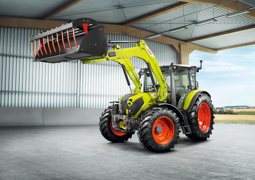 With a 3,600 kg payload and maximum lift capacity of 5,300 kg, the AXOS 3 can easily handle heavy implements. Various front loaders from the CLAAS product range are available, which can be operated via PROPILOT or E-PILOT S.