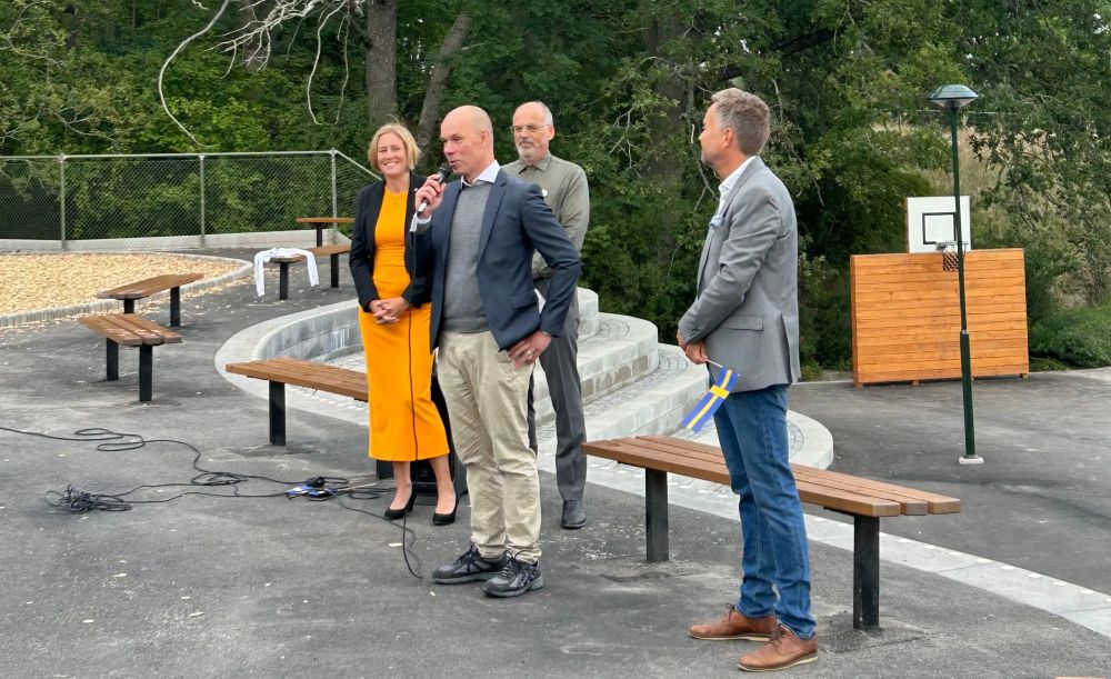 Rektor Henric Löf höll tal tillsammans med Hanna Svensson (S), kommunstyrelsens ordförande, Alexander Lind af Hageby (L), ordförande i kultur- och fritidsnämnden och Sivert Åkerljung (KD), ordförande i barn- och utbildningsnämnden.