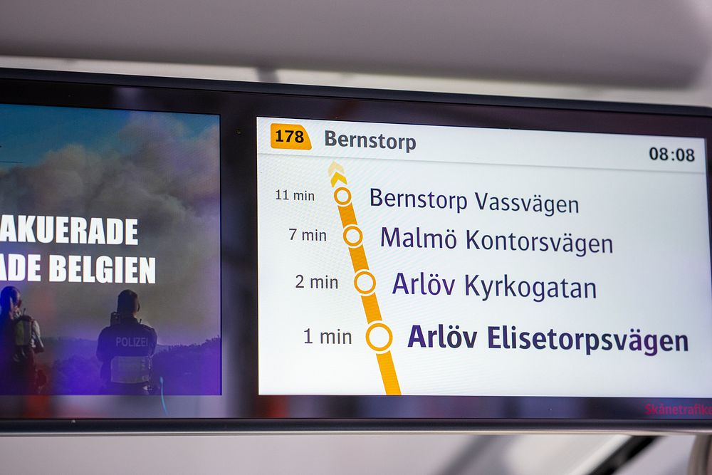 En busskärm som visar busslinjens hållplatser.