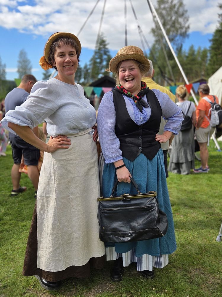 To kvinner i historiske kostymer