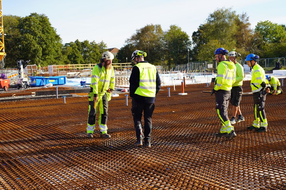 Projektdeltagare ute på byggarbetsplatsen