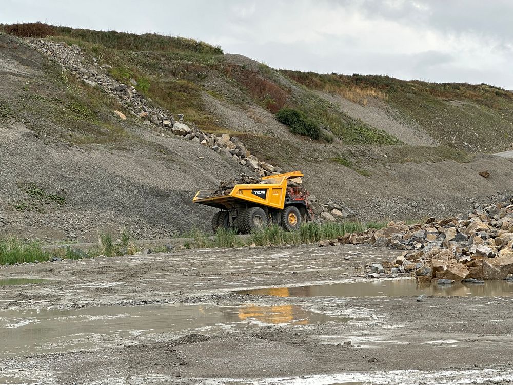 Volvo R70 tipptruck i transport hos kunden SHF Steinbruchbetriebe i Tyskland.
