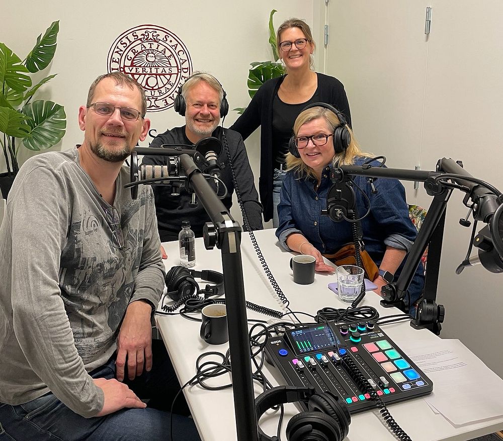 I poddstudion från vänster Björn Hagström, Claus Popp Larsen, Maria Bergenheim och Josefin Lassinantti.