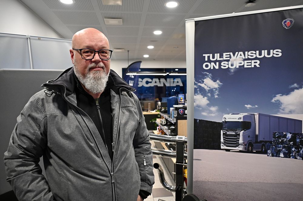 Timo Villman hankki ensimmäisen Scaniansa kymmenen vuotta sitten. Sitä ennen hän teki perusteellisen selvityksen: haastatteli tutut autoilijat, vertaili ajoneuvomerkit ja kysyi tarjoukset.