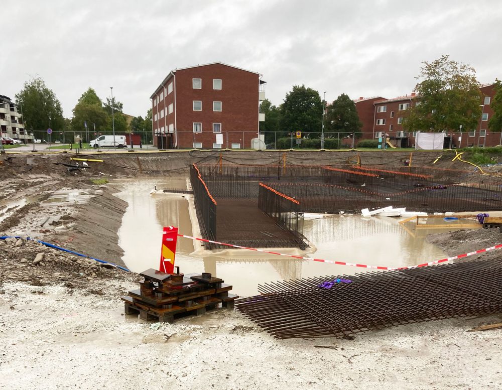 Bilden visar skyddsrumsgropen där över 20 ton cellplast, armeringsjärn och skyddsduk flyter omkring efter översvämningen som drabbade bland annat Sala i september 2023. Foto: Janne Bäckman
