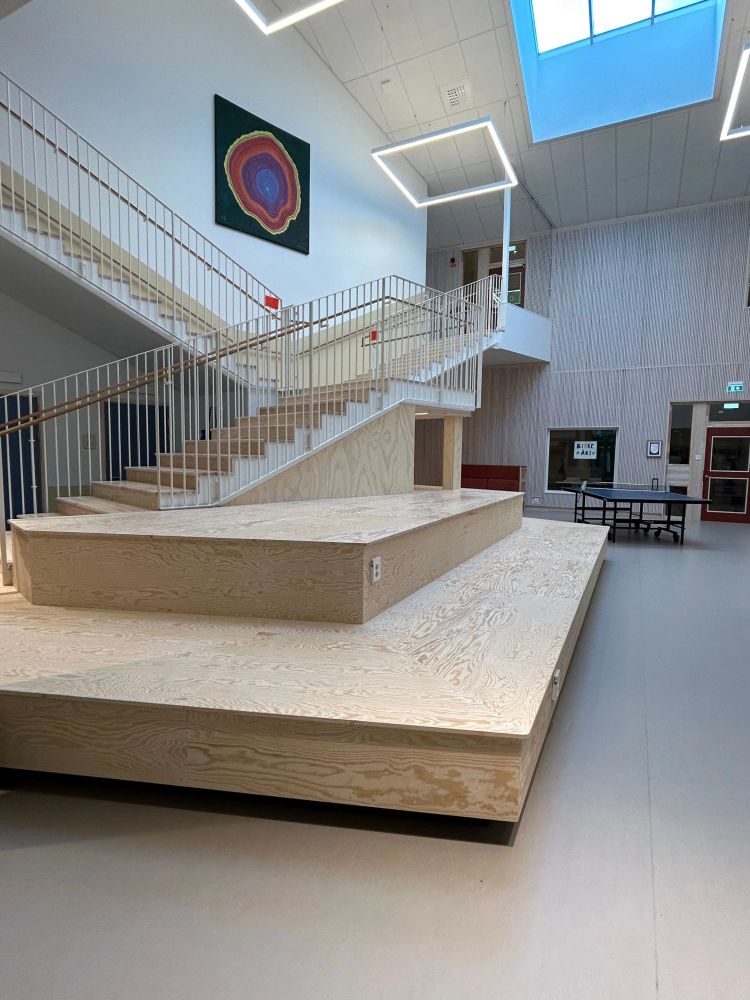 Mycket synligt trä inomhus skapar en varm och trivsam miljö.