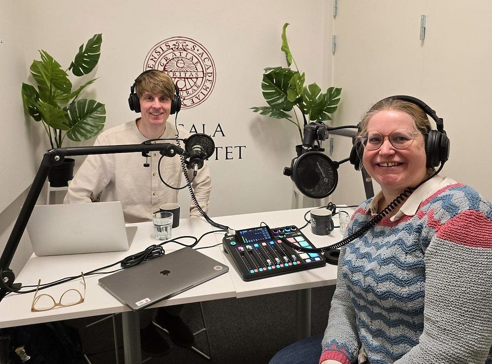 Stefan Candefjord och Kristin Blom i poddstudion.