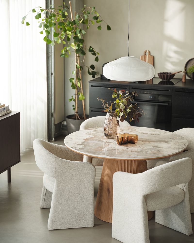 Chaises de salle à manger autour d'une table