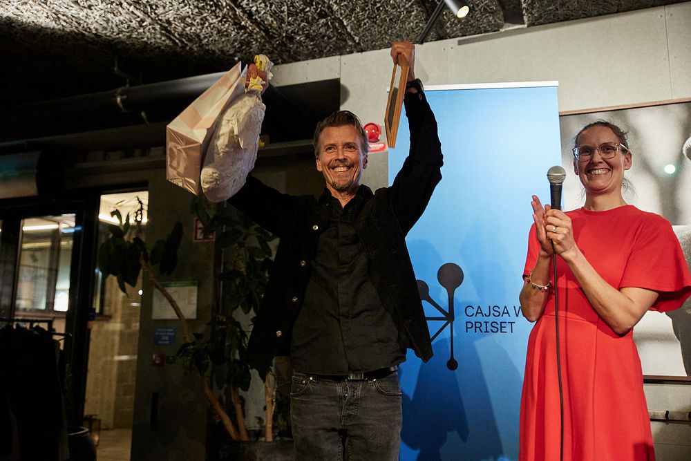 Paul Svensson tar emot Cajsa Warg-priset och utmärkelsen Årets kokbok 2024