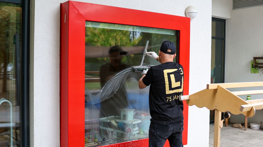 Ein LIEBLANG-Mitarbeiter bei der Glasreinigung