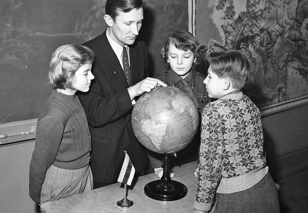 Geografi med lärare Henno Kirikmäe. Elever Leena Schönberg, Anne Willomann och Matti Klaar Foto Harald Perten