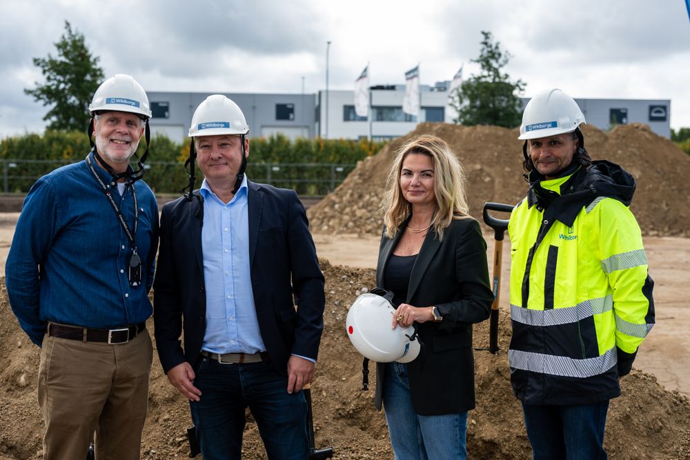 En grupp människor som står bredvid varandra.