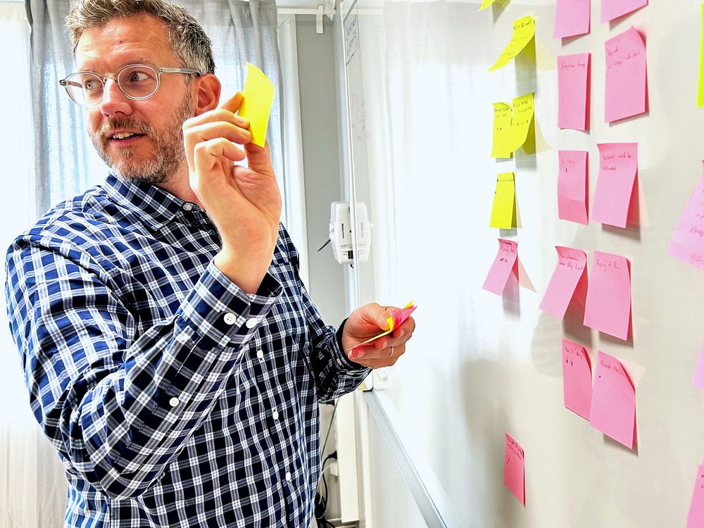 Johan Mathiasson leder en workshop med post-it-lappar på whiteboard, i samband med ChromoGenics teknikutveckling.