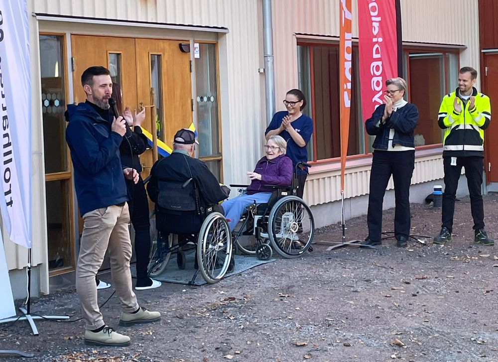 Några av de boende på Humelvägen 76 knöt upp invigningsbandet till den nyrenoverade byggnaden.