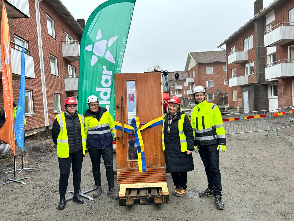 Dörren som demonterades inför byggstart, sitter nu på plats i den nya byggnaden. På bilden ses bland annat Eleonor Olofsson, projektchef Eidar, Marie Uls, verksamhetschef Humlevägarna och Christoffer Sundin, projektchef ByggDialog.
